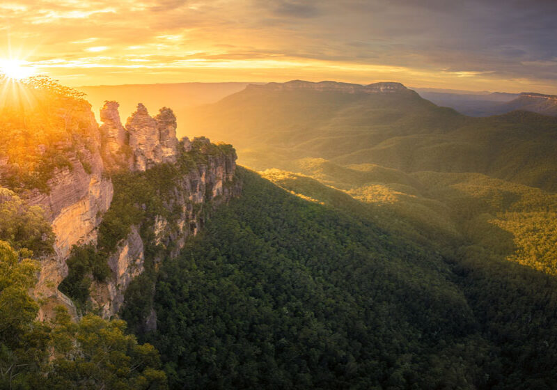 Three-Sisters-Blue-Mountains-Australia-at-sunrise